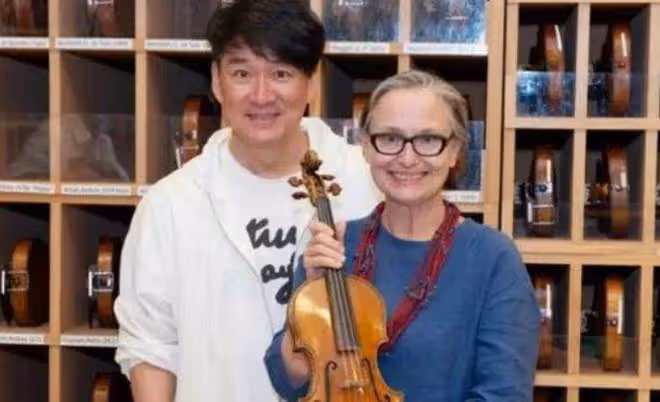 周華健帶妻子出遊,老婆頭髮花白稀疏像長輩,男方貼心盡顯愛意