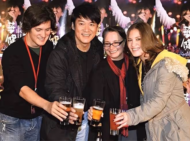 周華健帶妻子出遊,老婆頭髮花白稀疏像長輩,男方貼心盡顯愛意