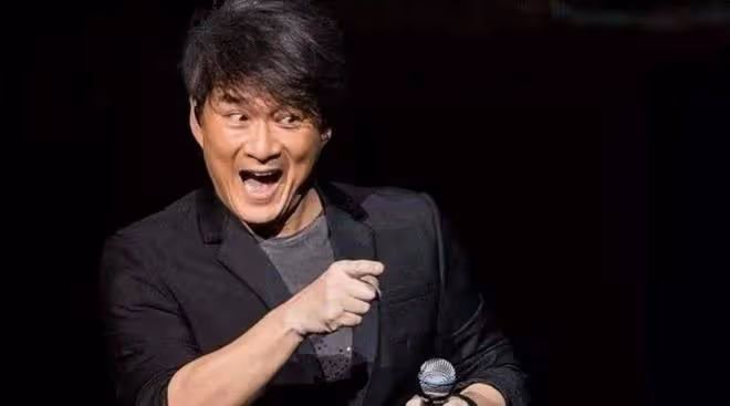 周華健帶妻子出遊,老婆頭髮花白稀疏像長輩,男方貼心盡顯愛意