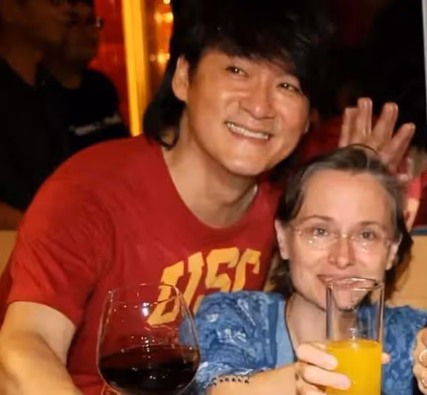 周華健帶妻子出遊,老婆頭髮花白稀疏像長輩,男方貼心盡顯愛意
