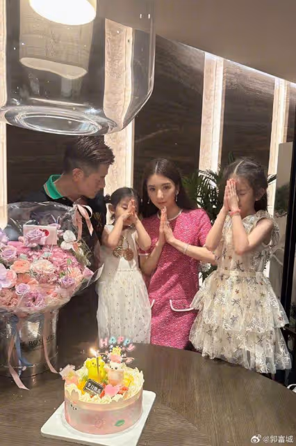 郭富城曬全家福為方媛慶生,老夫少妻越愛越高調,倆女兒顏值超高