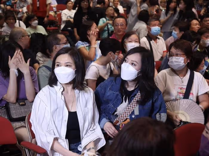 溫拿樂隊舉辦告別演唱會，鍾鎮濤19歲女兒做嘉賓，邱淑貞夫婦捧場