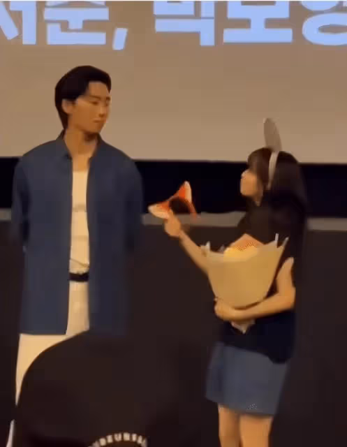 知名男星被闖入舞台女觀眾擁抱,她被拖走時,還要擁抱另一位男星