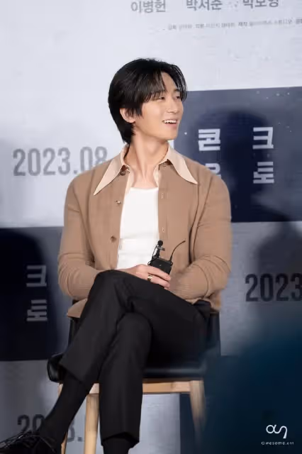 知名男星被闖入舞台女觀眾擁抱,她被拖走時,還要擁抱另一位男星