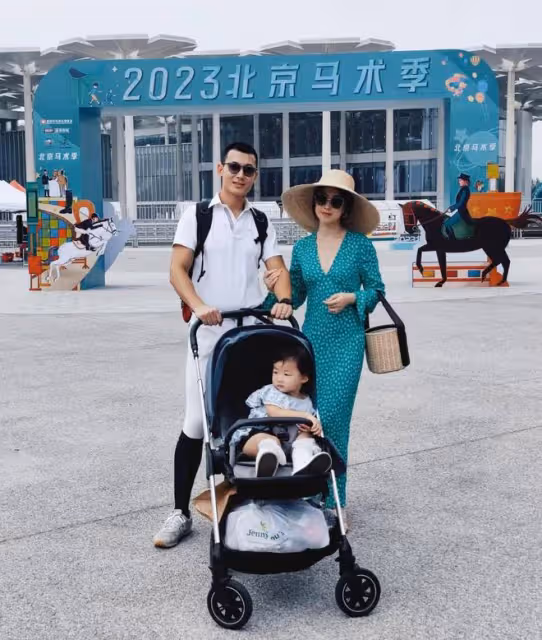 朱珠帶娃看老公賽馬,穿深V氣質出眾,老公被吐槽太拉胯配不上她