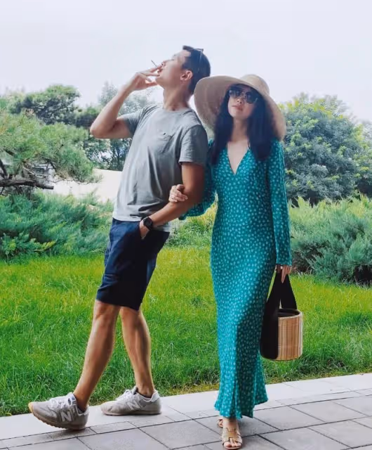 朱珠帶娃看老公賽馬,穿深V氣質出眾,老公被吐槽太拉胯配不上她