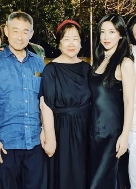 朱珠帶娃看老公賽馬,穿深V氣質出眾,老公被吐槽太拉胯配不上她