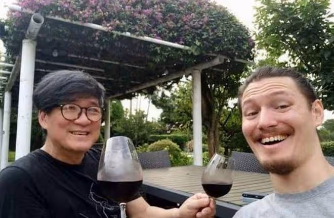 周華健帶老婆出遊,妻子老的像他長輩!