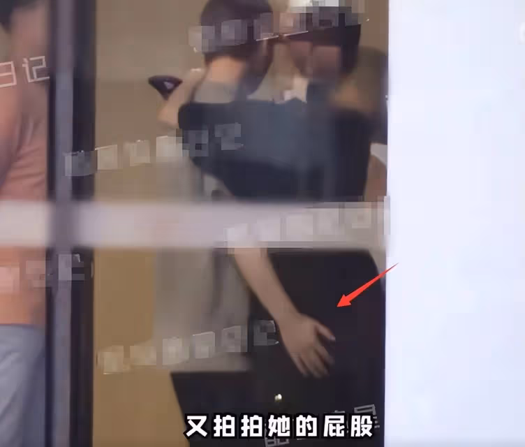 與毛曉慧分了?楊紫前任深夜摟美女聚餐,醉酒後笑容猥瑣動作曖昧