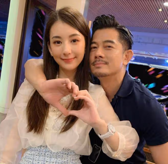 郭富城高調為老婆慶生，方媛全身上下都是奢侈品，手鐲高達37萬