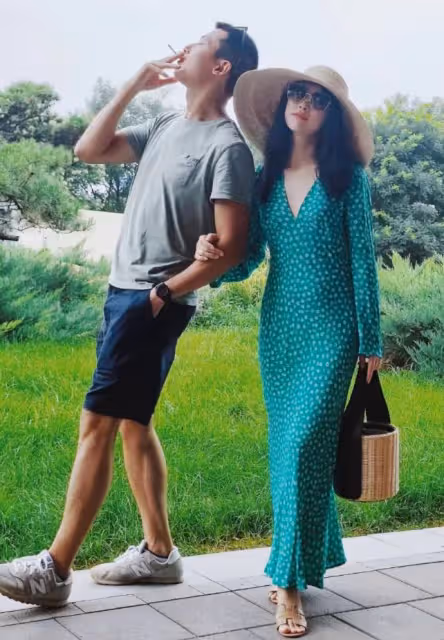 朱珠曬一家三口出遊,全程挽著老公小鳥依人,穿深V裙火辣性感