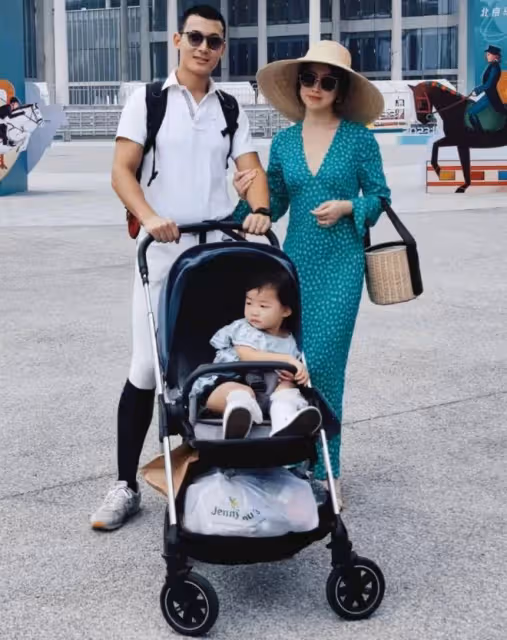 朱珠曬一家三口出遊,全程挽著老公小鳥依人,穿深V裙火辣性感