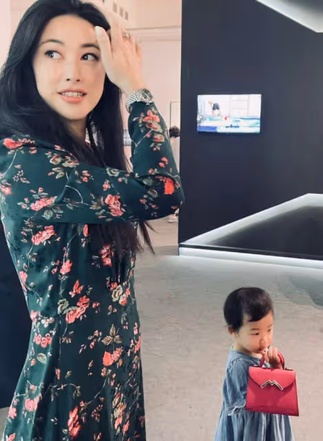 朱珠曬一家三口出遊,全程挽著老公小鳥依人,穿深V裙火辣性感