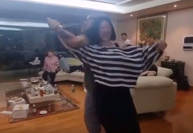 嗨高了?小S具俊曄熱舞行為十分曖昧,精神狀態不佳疑似失控