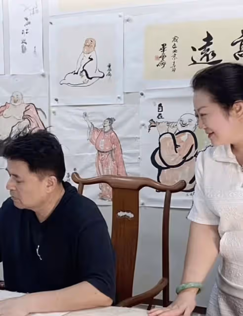 64歲畢福劍和女工作員相交過密,形影不離惹烏龍,首回應老婆身份