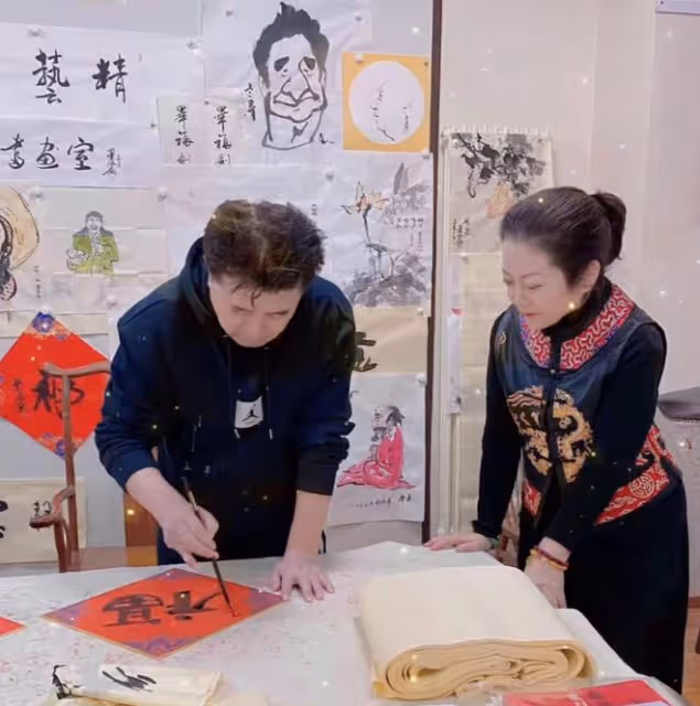 64歲畢福劍和女工作員相交過密,形影不離惹烏龍,首回應老婆身份