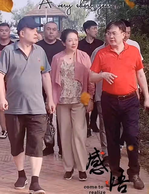 64歲畢福劍和女工作員相交過密,形影不離惹烏龍,首回應老婆身份