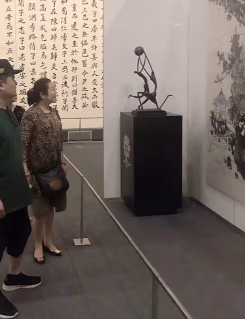64歲畢福劍和女工作員相交過密,形影不離惹烏龍,首回應老婆身份