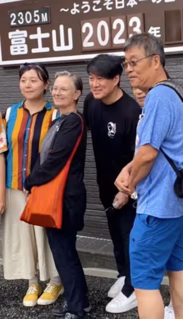 62歲周華健近照似年輕小伙,和同齡美國妻子不像夫妻,更像母子