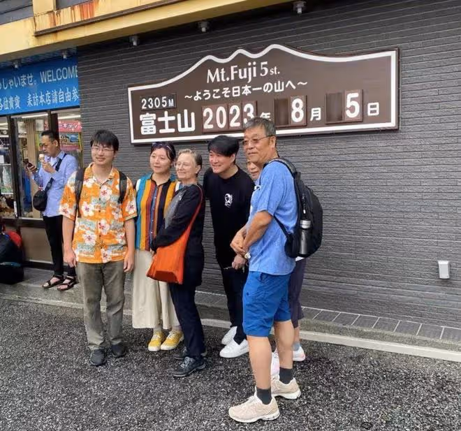 62歲周華健近照似年輕小伙,和同齡美國妻子不像夫妻,更像母子