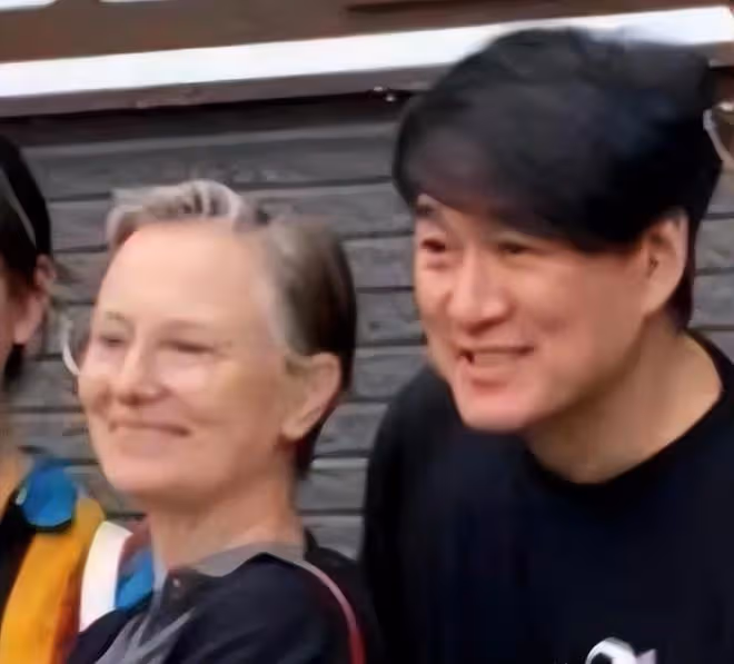 62歲周華健近照似年輕小伙,和同齡美國妻子不像夫妻,更像母子