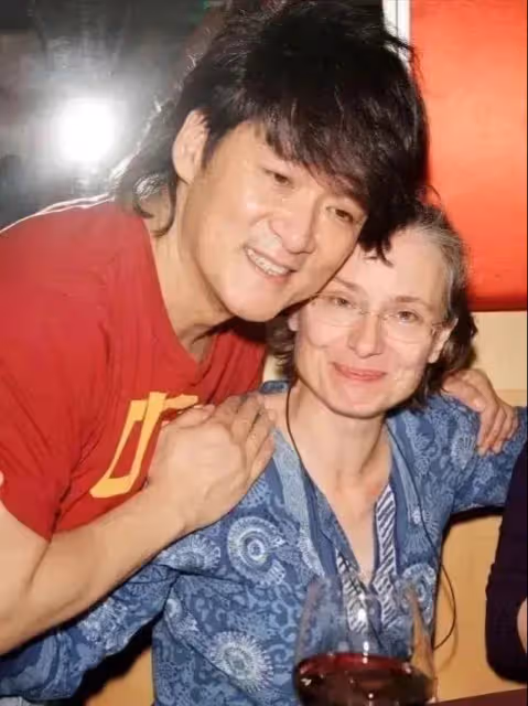 62歲周華健近照似年輕小伙,和同齡美國妻子不像夫妻,更像母子