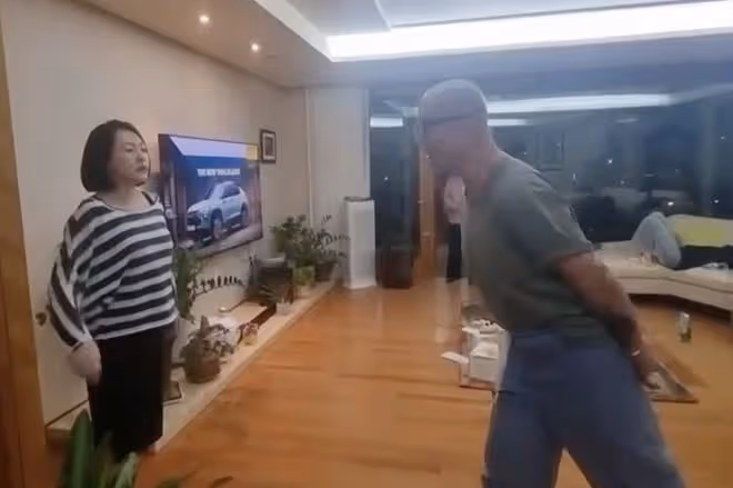 小S在韓國和具俊曄熱舞,拉手轉圈不避諱,3個女兒和婆婆冷臉觀看