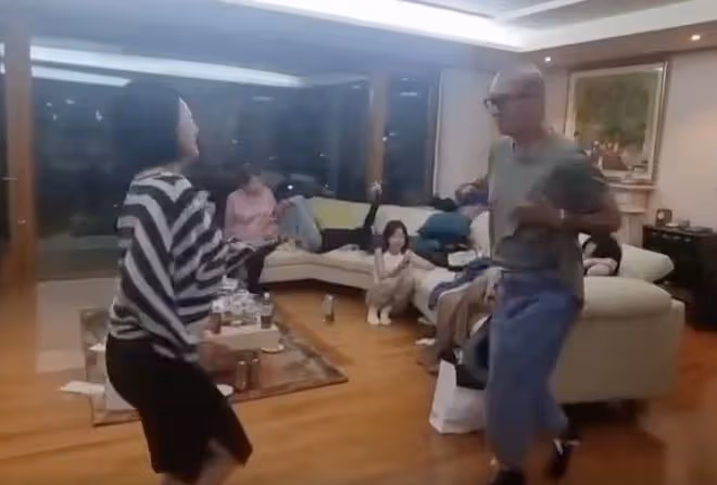 小S在韓國和具俊曄熱舞,拉手轉圈不避諱,3個女兒和婆婆冷臉觀看
