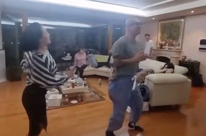 小S在韓國和具俊曄熱舞,拉手轉圈不避諱,3個女兒和婆婆冷臉觀看