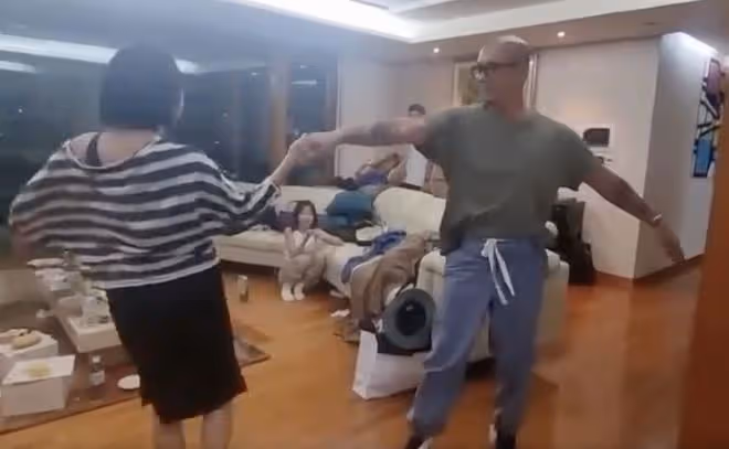 小S在韓國和具俊曄熱舞,拉手轉圈不避諱,3個女兒和婆婆冷臉觀看