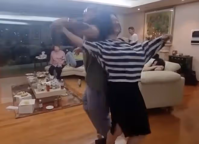 小S在韓國和具俊曄熱舞,拉手轉圈不避諱,3個女兒和婆婆冷臉觀看