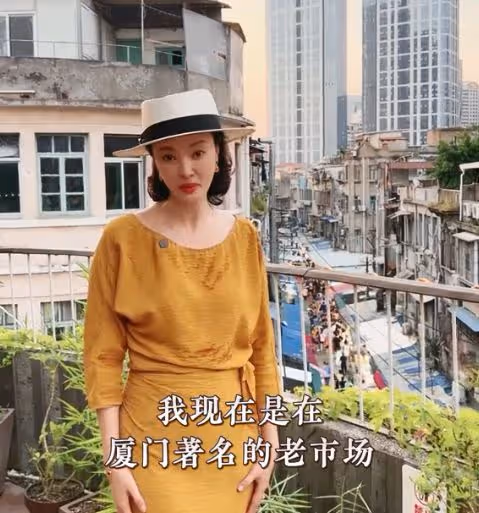 央視主持劉芳菲曝近況!逛菜市大汗淋漓腋下濕一片,守寡6年未婚