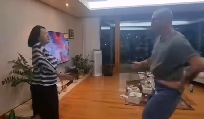 小S韓國行太歡樂,和具俊曄在家當女兒面熱舞,牽手轉圈很激動