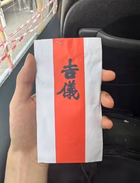 李玟二姐設宴答謝歌迷引爭議！戴紅繩送紅包，與大家笑著比V合影