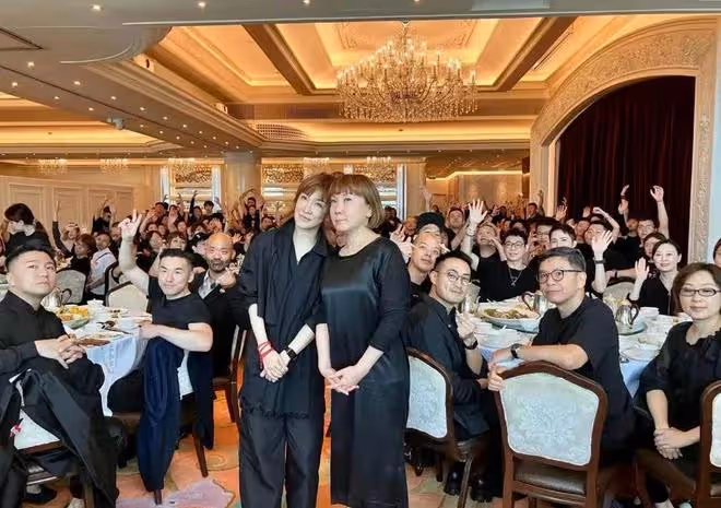 李玟二姐設宴答謝歌迷引爭議！戴紅繩送紅包，與大家笑著比V合影