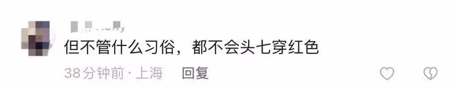李玟二姐設宴答謝歌迷引爭議！戴紅繩送紅包，與大家笑著比V合影
