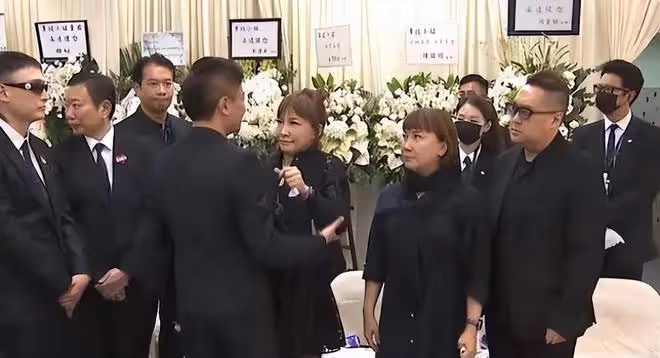 李玟二姐設宴答謝歌迷引爭議！戴紅繩送紅包，與大家笑著比V合影