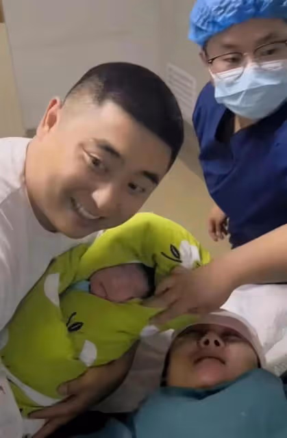 「趙四」升級當爺爺!抱孫子激動落淚,送10萬紅包謝兒媳傳宗接代
