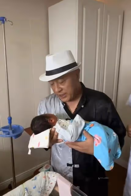 「趙四」升級當爺爺!抱孫子激動落淚,送10萬紅包謝兒媳傳宗接代