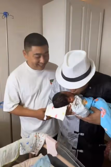 「趙四」升級當爺爺!抱孫子激動落淚,送10萬紅包謝兒媳傳宗接代