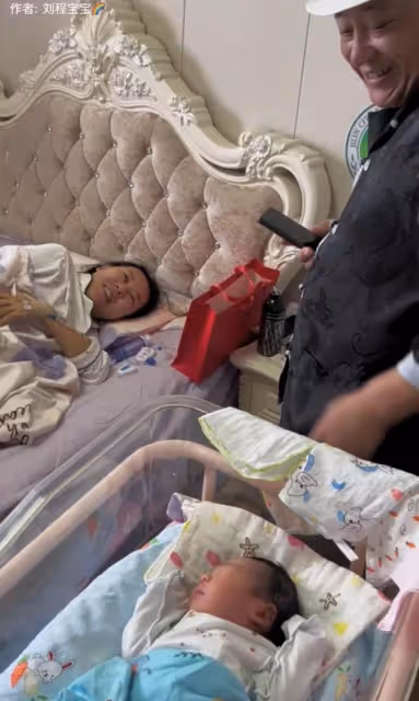 「趙四」升級當爺爺!抱孫子激動落淚,送10萬紅包謝兒媳傳宗接代