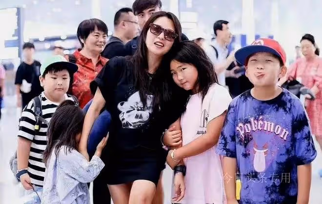 何潔暴瘦一家五口首拍時尚大片!3娃2爹顏值大不同,繼子未現身