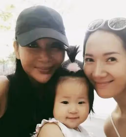 張咪女兒和丈夫離婚，男方自述根本原因是錢，將共同撫養女兒