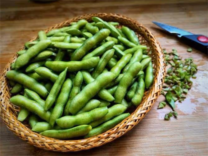 煮毛豆要碧綠脆爽，只需加入這個調料，煮出來又香又好吃