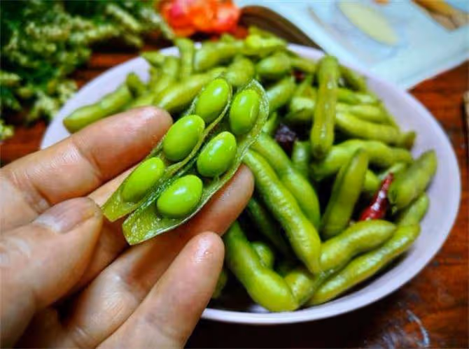 煮毛豆要碧綠脆爽，只需加入這個調料，煮出來又香又好吃