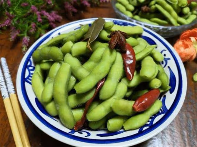 煮毛豆要碧綠脆爽，只需加入這個調料，煮出來又香又好吃