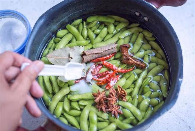 煮毛豆要碧綠脆爽，只需加入這個調料，煮出來又香又好吃
