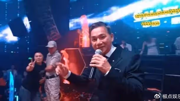 過氣港星內地瘋狂撈金，曾是TVB御用奸人，妻女在國外坐千萬名車