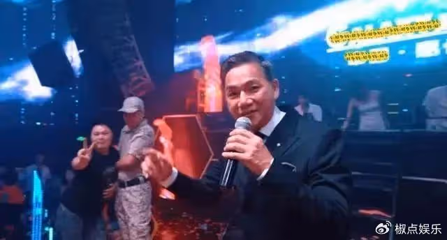 過氣港星內地瘋狂撈金,曾是TVB御用奸人,妻女在國外坐千萬名車