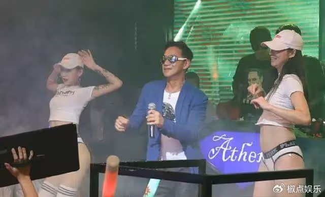 過氣港星內地瘋狂撈金,曾是TVB御用奸人,妻女在國外坐千萬名車